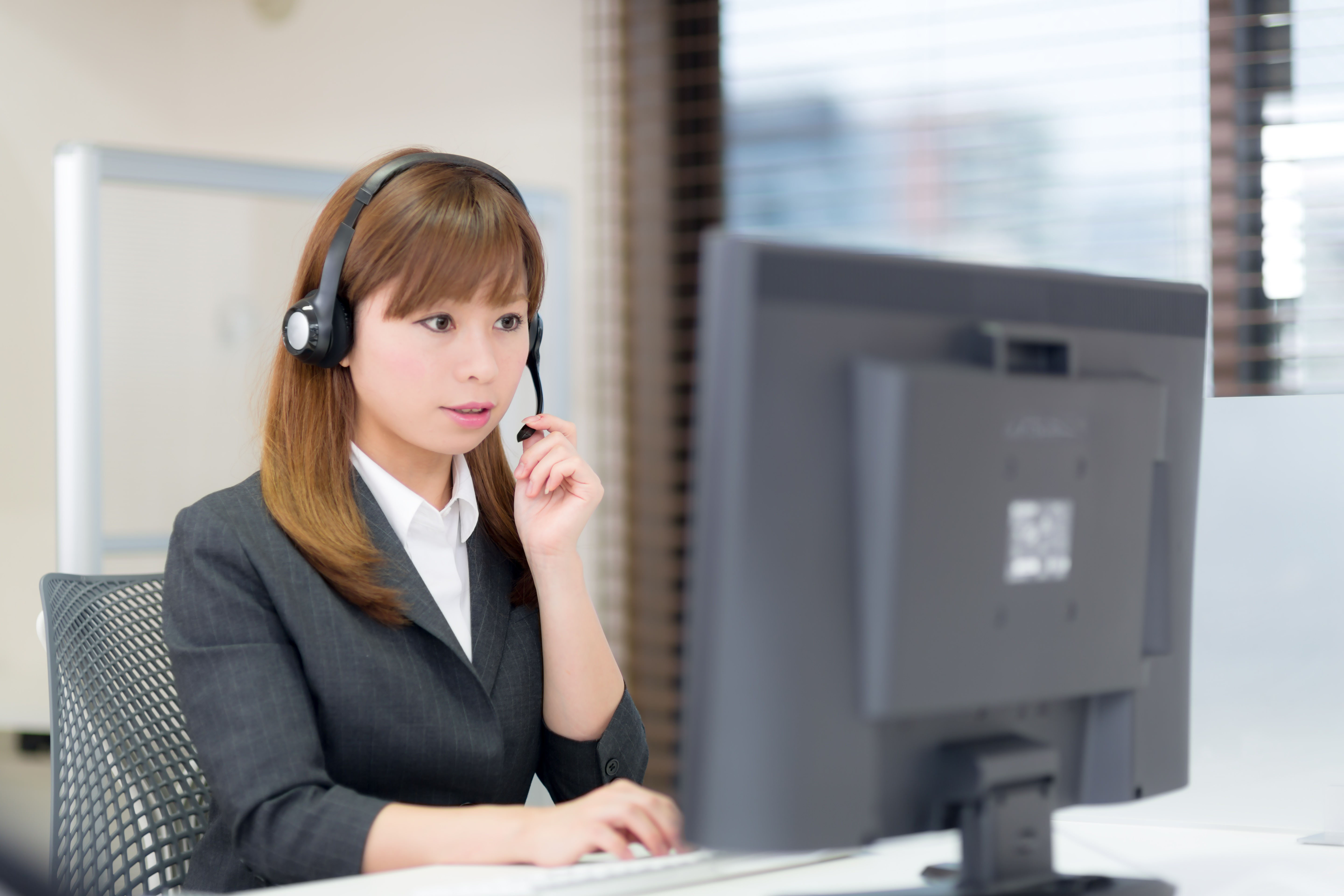 資料を眺めながらセミナーに参加する社員たち